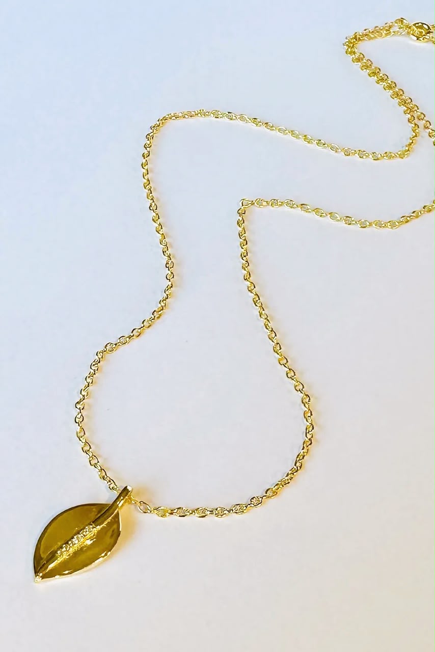 Gold Necklace With Sparkling Leaf Charm